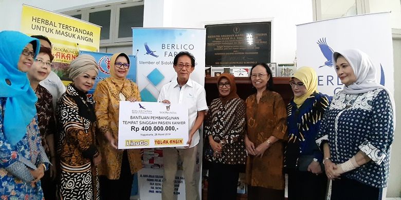 Direktur PT Berlico Farma sekaligus Direktur Sido Muncul, Irwan Hidayat, memberikan bantuan secara simbolis kepada pengurus Yayasan Kanker Indonesia cabang Yogyakarta.