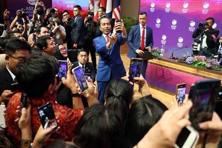 Presiden Joko Widodo melakukan sesi foto wefie bersama awak media konferensi pers penutupan KTT Ke-43 ASEAN 2023 di JCC, Jakarta, Kamis (7/9/2023).