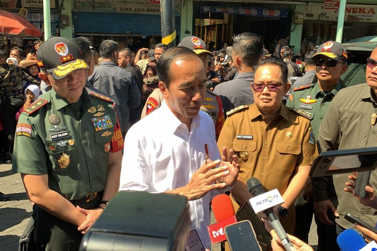 Presiden Joko Widodo di Pasar Sopoyono, Surabaya, Jumat (6/9/2024).