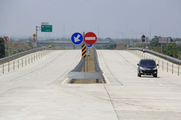 Jalan Tol Mojokerto-Jombang diresmikan Presiden Joko Widodo pada Minggu (10/9/2017).