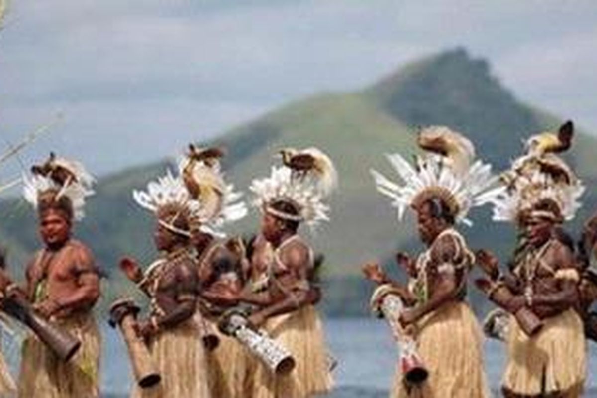 A number of indigenous Papuan dancers displays traditional dance by the lake when entering the 3rd Lake Sentani Festival grand cultural event arena in Kalkhote Tourism Region, East Sentani District, Jayapura regency, Papua, Saturday (June 19, 2010). The festival which lasted until June 23 will feature works of art and culture in the region.