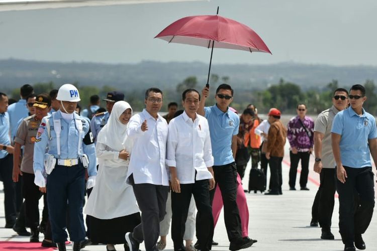 Presiden Joko Widodo disambut Gubernur NTB, Dr Zulkieflimansyah saat tiba di Bandara Lombok, Kamis (18/10/2018).