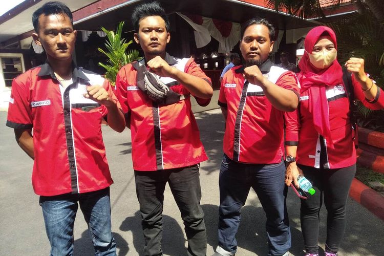 Keempat pekerja sekaligus pengurus SBTP FSBI di PT Gunawan Fajar yang kena PHK
