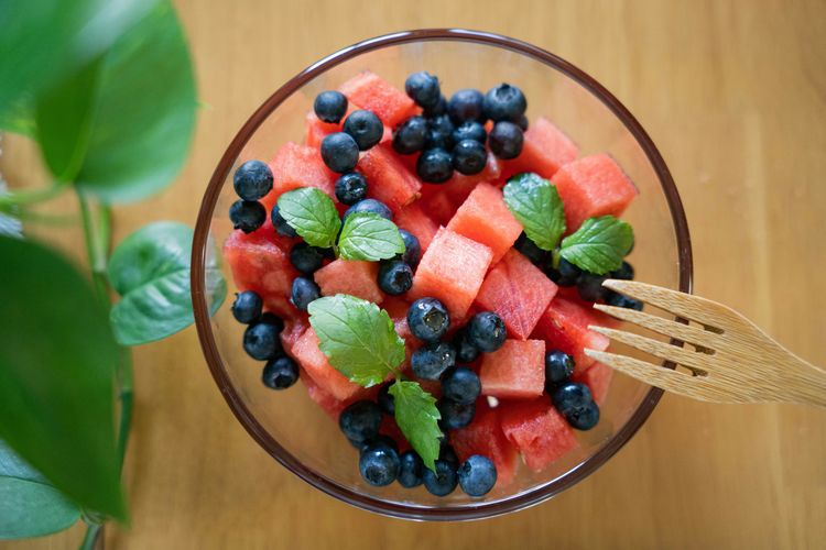 Ilustrasi buah untuk mengembalikkan cairan tubuh setelah puasa. Panting untuk menjaga tubuh tetap terhidrasi selama menjalankan puasa. Selain minum air, Anda dapat makan buah yang memiliki kandungan air tinggi. 