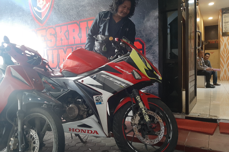 Sepeda motor Honda CBR yang ditinggalkan Slamet saat membawa kabur Honda CRF milik Rizal, Kamis (18/8/2022)