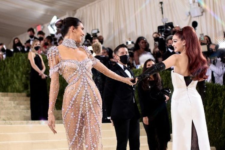 Supermodel Kendall Jenner dan Gigi Hadid menghadiri acara Met Gala 2021 bertema Celebrating In America: A Lexicon Of Fashion di Metropolitan Museum of Art pada Senin (13/9/2021). 
