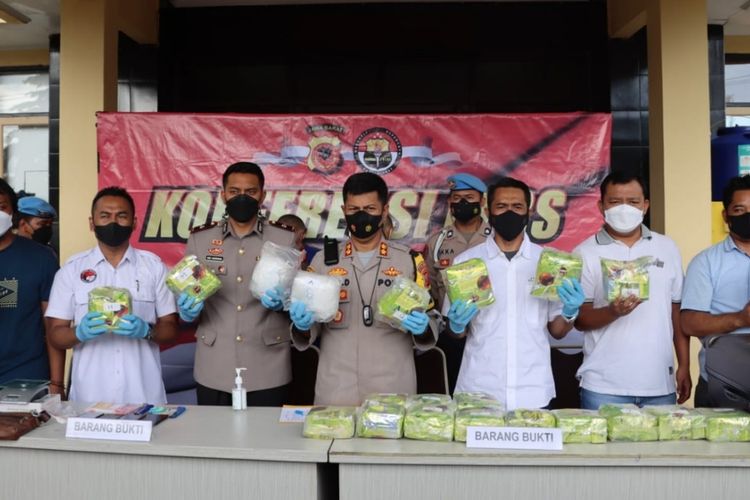 Kepala Polres Sukabumi AKBP Dedy Darmawansyah (tengah) didampingi anggota memperlihatkan barang bukti narkotika jenis sabu saat konferensi pers di Palabuhanratu, Sukabumi, Jawa Barat, Kamis (7/4/2022).