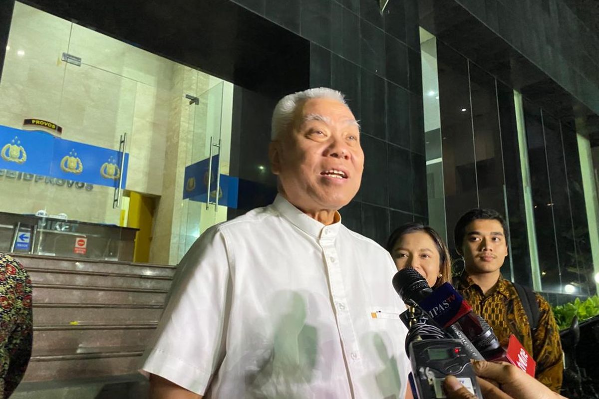 Ketua Harian PBSI Alex Tirta usai diperiksa sebagai saksi di Mapolda Metro Jaya terkait kasus pemerasan terhadap mantan Menteri Pertanian Syahrul Yasin Limpo, Jumat (3/11/2023). 