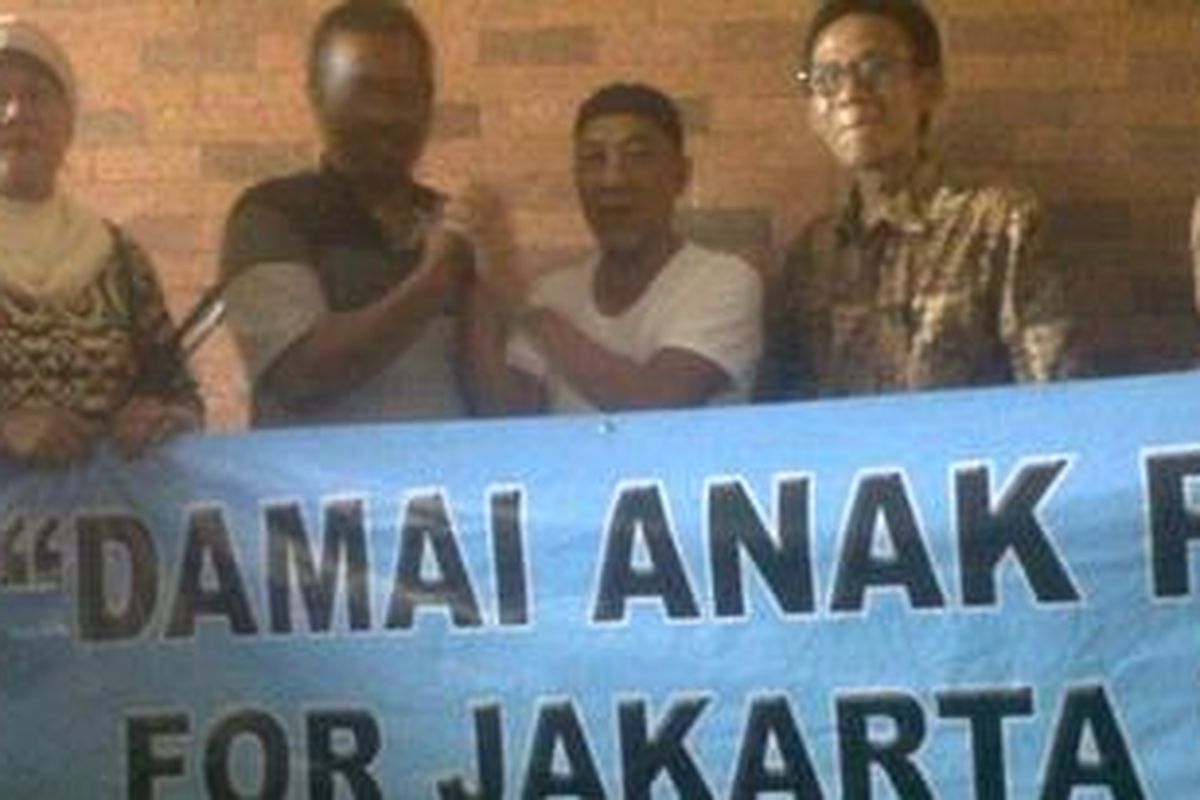 Warga Kepulauan Seribu, yang berbeda dalam memberikan suara pada pilkada DKI Jakarta sempat menyebabkan aksi 'diam-diaman' antar warga. Suasana tersebut kemudian menyebabkan kedua belah pihak menyepakati aksi damai untuk Jakarta yang baru. Rabu (31/10/2012).  