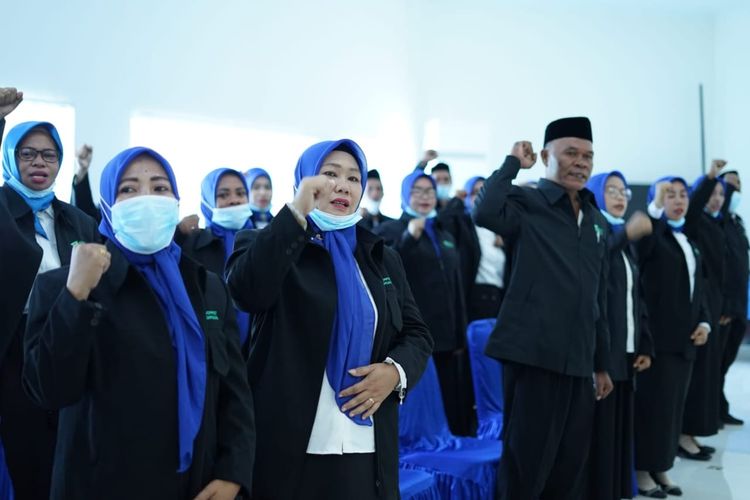 Sebanyak 25 guru mengikuti wisuda Sekolah Guru Indonesia (SGI) wilayah Konawe Kepulauan, Sulawesi Tenggara. Program SGI merupakan pembinaan dan pelatihan kompetensi guru untuk memajukan pendidikan bangsa.
