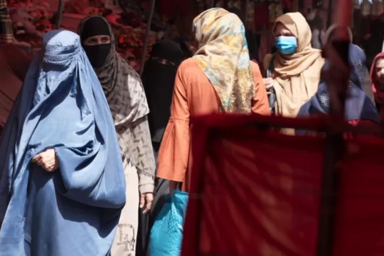 Pada Mei 2022, Taliban memutuskan semua perempuan harus mengenakan cadar atau burka.