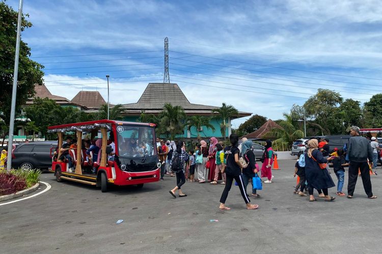 Suasana TMII saat hari pertama pembukaan uji coba terbatas, Minggu (20/11/2022).