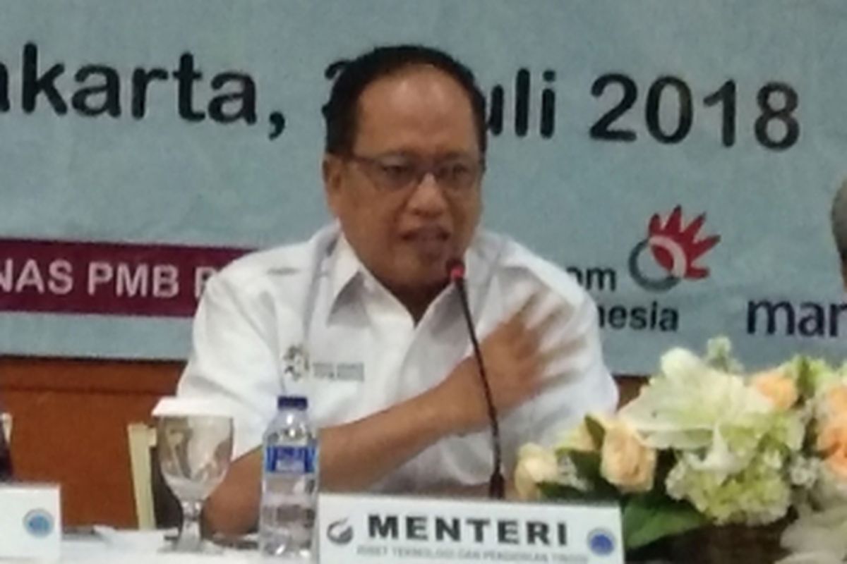 Menristek Dikti menyampaikan pengumuman hasil SBMPTN 2018