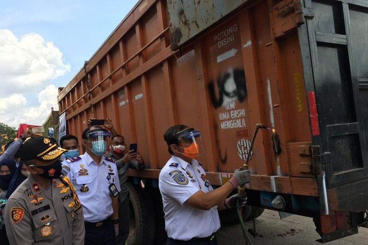 Ilustrasi Truk ODOL yang ditindak dengan pemotongan menggunakan alat las.