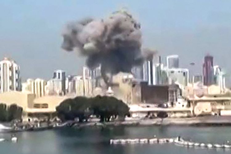 Tangkapan layar dari video ledakan serangan Iran ke pangkalan militer Amerika Serikat di Bahrain. Iran menyerang pangkalan-pangkalan militer AS di Timur Tengah untuk membalas serangan Israel, di antaranya mencakup Qatar, Bahrain, Kuwait, dan Uni Emirat Arab.