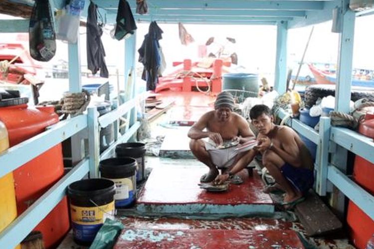 Anak buah Kapal Tanjung Balai Karimun sedang beristirahat di Pulau Tiga Barat, Kabupaten Natuna. 