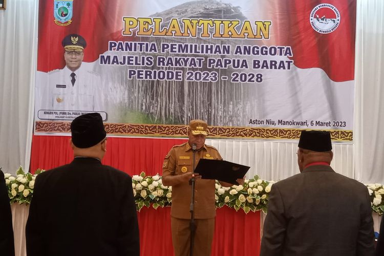 Penjabat gubernur Papua barat, Drs Paulus Waterpauw saat melantik panitia pemilihan anggota MRP, Senin (6/3/2023). 