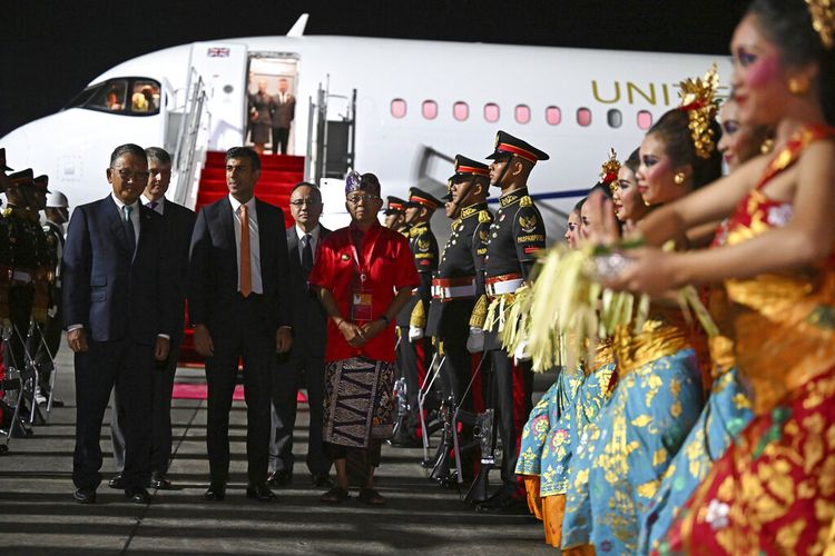 Perdana Menteri Inggris Rishi Sunak disambut di bandara setibanya untuk menghadiri pertemuan G20, di Nusa Dua, Indonesia, Senin, 14 November 2022. 