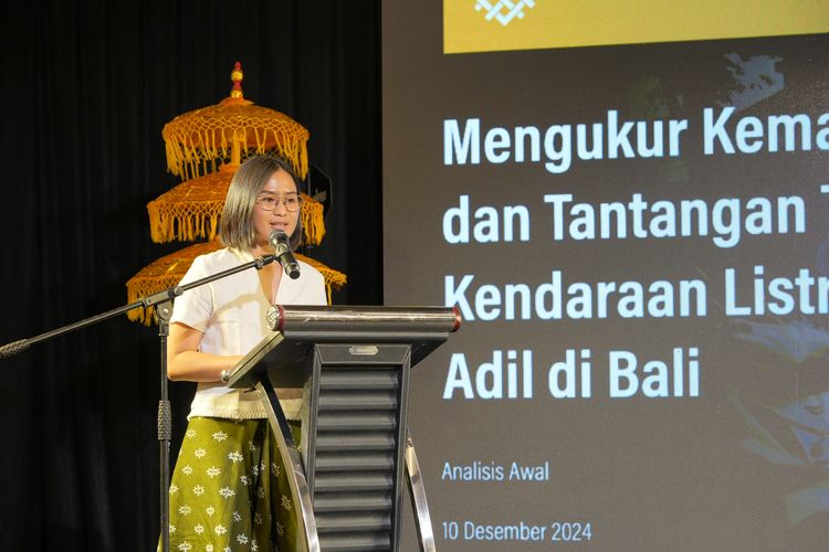 Climate and Just Transition Project Lead WRI Indonesia Hapsari Damayanti berbicara dalam pemaparan Temuan Studi Dampak Sosial dan Ekonomi dari Transisi Electric Vehicle (EV) di Denpasar, Bali, Selasa (10/12/2024).