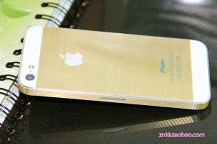 iPhone 5 setelah dipasangkan dengan stiker emas