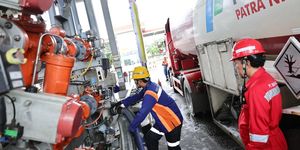 Pekerja Pertamina tengah memeriksa penyaluran bahan bakar.