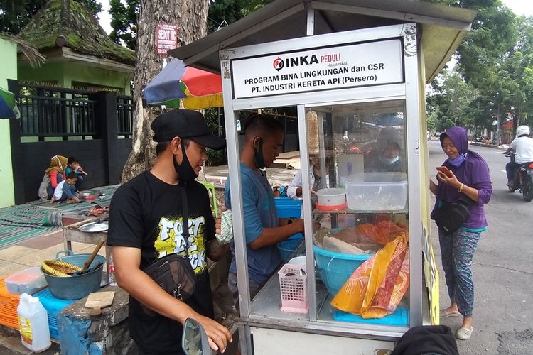 SOTO MURAH—Duo pemuda kakak beradik, Sugianto-Agus berjualan soto super murah Rp 1.000 satu mangkok di depan SMAN 6 Kota Madiun, Jawa Timur.