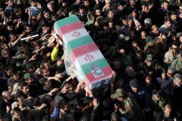 Ribuan warga Teheran, Iran mengusung peti jenazah Jenderal Muhammad Ali Allahdadi yang tewas dalam serangan udara Israel di Quneitra, Suriah.