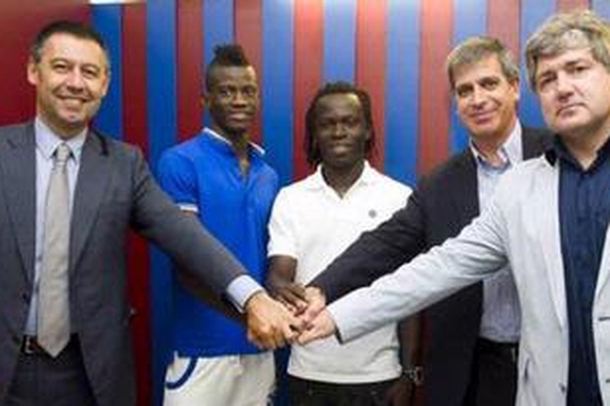 Edgar le (kedua dari kiri) dan Agostinho Ca (ketiga dari kiri), sesaat setelah menandatangi kontrak bersama Barcelona, 20 Juli 2012.