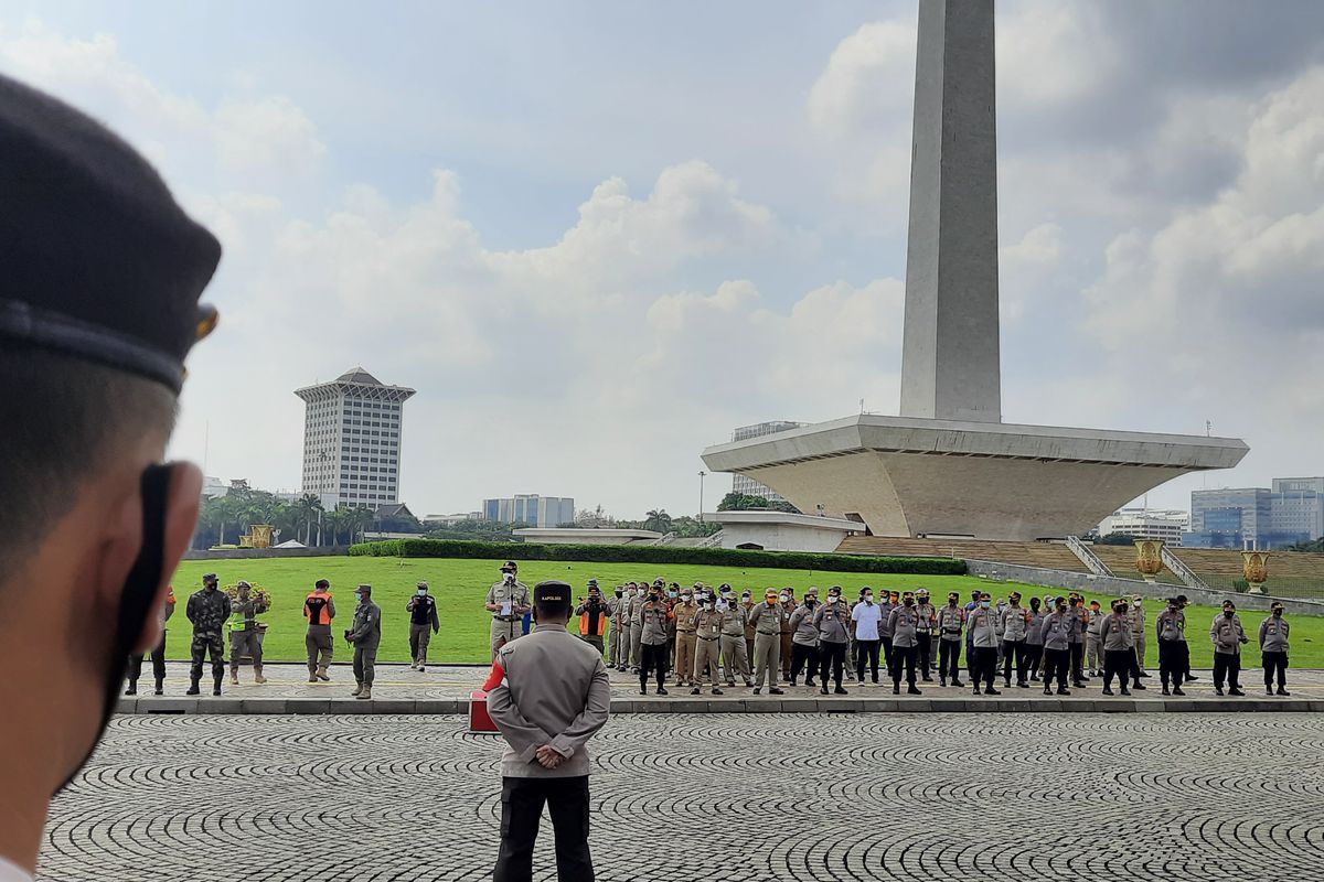 Aparat gabungan TNI-Polri dan Pemerintah Provinsi DKI Jakarta menggelar apel di Monumen Nasional, Jakarta, Minggu (2/5/2021). Sekretaris Daerah DKI Marullah mengatakan, apel ini dalam rangka penegakan protokol kesehatan di Tanah Abang dan sekitarnya.