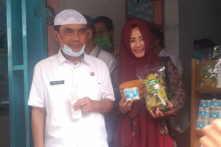 Kepala Dinas Koperasi, UMKM, Perindustrian dan Perdagangan Kabupaten Sumedang Wowo Sutisna saat meresmikan galeri UMKM produk Sumedang, Selasa (2/9/2020). 