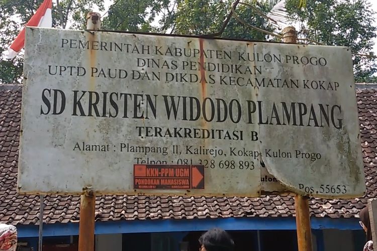 Sekolah Dasar Kristen (SD) Widodo Plampang mendapat hanya satu siswa pada tahun ajaran 2023-2024 di Kabupaten Kulon Progo, Daerah Istimewa Yogyakarta. SD Widodo berada di lereng perbukitan Menoreh pada Pedukuhan Plampang II, Kalurahan Kalirejo, Kapanewon Kokap.