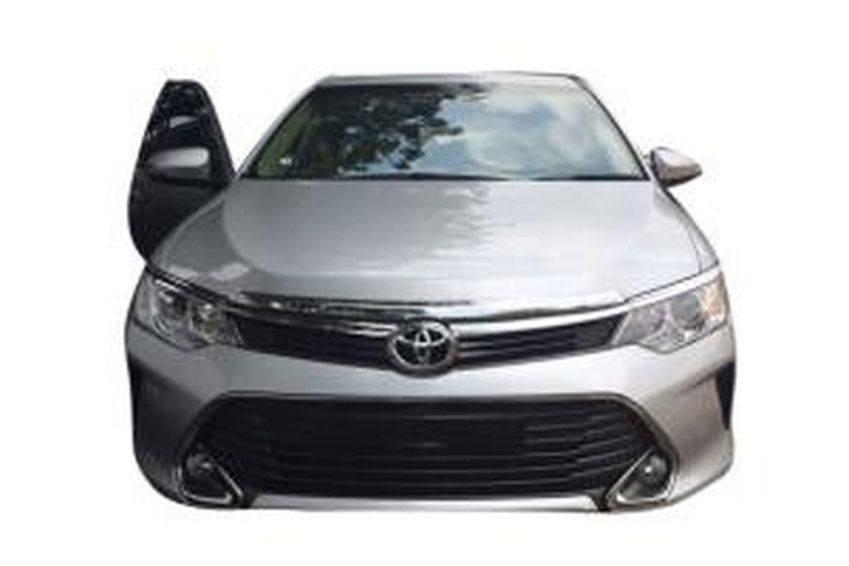 Tampang Toyota Camry terbaru, terjepret kamera sedang bersiap untuk peluncuran resmi, 1 April 2015.