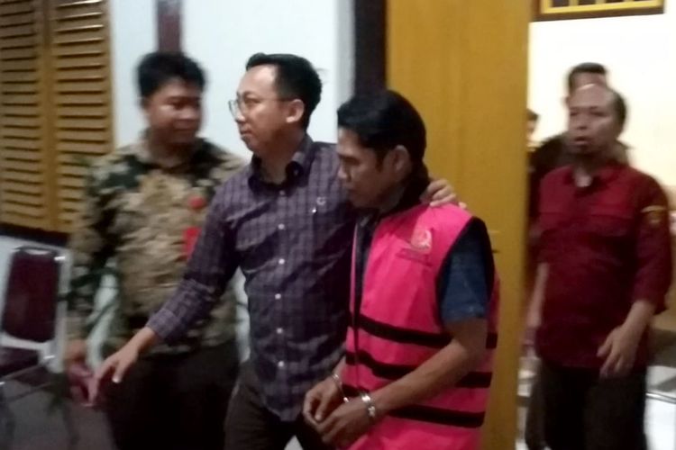 Muhammad Muchlison (54) alias Gus Ison (mengenakan rompi merah muda), kakak kandung Bupati Blitar periode 2020-2025 Rini Syarifah, digelandang menuju mobil tahanan Kejaksaan Negeri Kabupaten Blitar, Senin (2/6/2025) malam