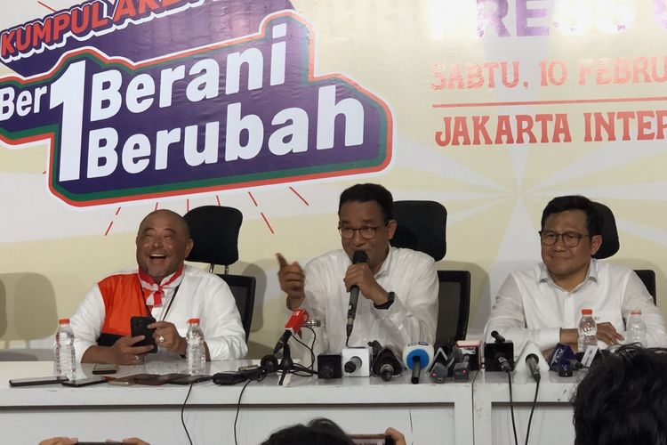 Capres dan cawapres nomor urut 1 Anies Baswedan dan Muhaimin Iskandar dalam konferensi pers setelah menjalankan kampanye akbar terakhir di Jakarta International Stadium (JIS), Jakarta Utara, Sabtu (10/2/2024). 
