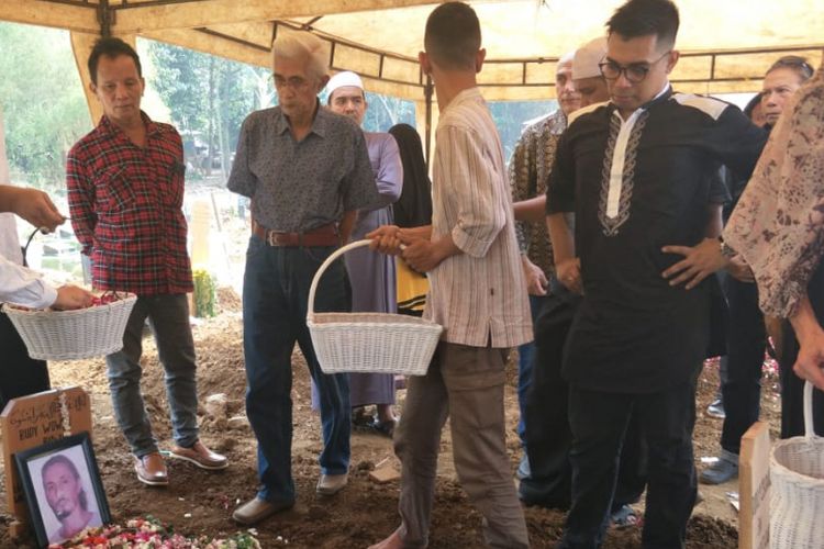 Keluarga dan sahabat mengantar aktor senior Rudy Wowor ke tempat peristirahatannya yang terakhir di TPU Pondok Rangon, Jakarta Timur, Sabtu (6/10/2018). 