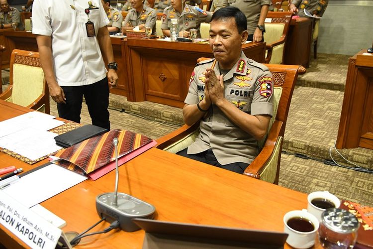 Kabareskrim Polri Komjen Pol Idham Aziz bersiap mengikuti Uji Kelayakan dan Kepatutan Calon Kapolri di ruang Komisi III DPR, Kompleks Parlemen, Jakarta, Rabu (30/10/2019). Komjen Pol Idham Aziz merupakan calon tunggal Kapolri yang diajukan Presiden Joko Widodo ke DPR untuk menggantikan Jenderal Pol (Purn) Tito Karnavian yang kini menjabat Mendagri.