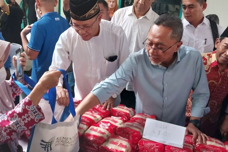 Menteri Perdagangan (Mendag) Zulkifli Hasan (Zulhas) saat membagikan gula kepada masyarakat di Pasar Murah yang digelar di Kantor Kalurahan Maguwoharjo, Kabupaten Sleman.