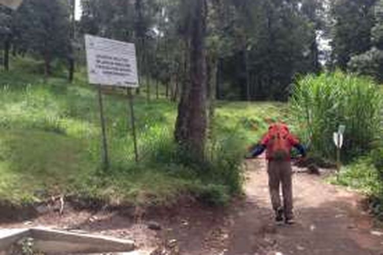 Pendaki gunung marathon solo Willem Sigar Tasiam (58) memulai pendakian Gunung Merbabu via Selo, Boyolali, Jawa Tengah, Sabtu (14/5/2016) siang.