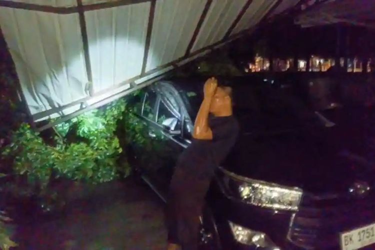 Cuaca Ekstrem di Medan, Dua Mobil Dinas Ketua DPRD Rusak Tertimpa Pohon Besar