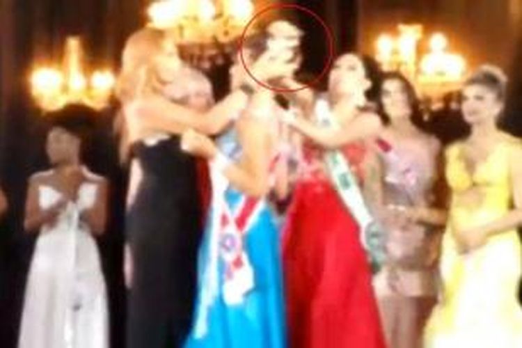 Dalam foto yang diambil dari video yang diunggah ke situs YouTube, terlihat runner-up Miss Amazon 2015 Sheislane Hayalla mengambil mahkota juara dari kepala Cristina Toledo. Sheislane merasa panitia telah berlaku curang yang mengakibatkan kekalahan dirinya.