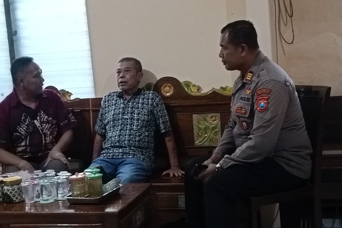 Mantan Ketua DPRD Jatim Kusnadi saat memberikan klarifikasi ke Polsek Balongbendo, Senin (9/6/2025).