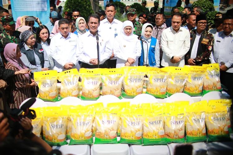 Perum Bulog bersama Kementerian Pertanian (Kementan) dan Pemerintah Provinsi Jawa Timur menggelar Gerakan Pangan Murah (GPM) secara serentak di 828 titik se-Jawa Timur. 