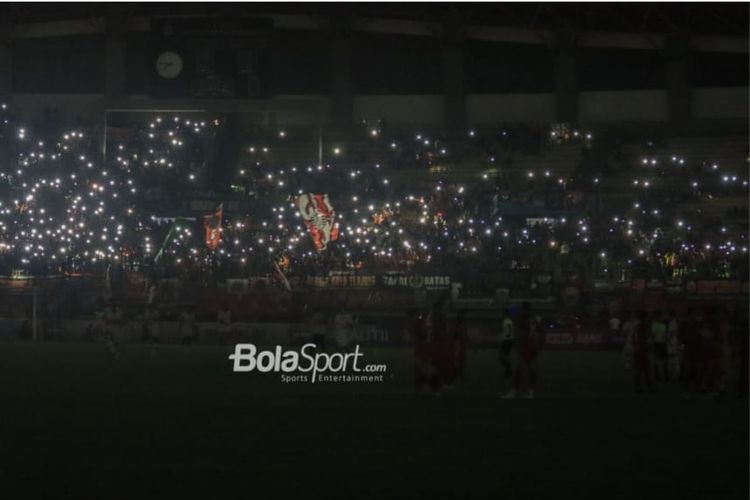 Partai uji coba Persija vs Ratchaburi di Stadion Patriot Candrabhaga, Bekasi, Minggu (25/6/2023) terpaksa terhenti karena mati lampu.