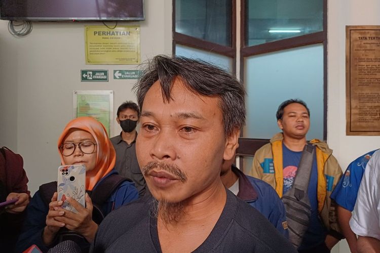 Ayah dari asisten rumah tangga (ART) bernama Siti Khotimah yang dianiaya majikan, Suparno (49), saat ditemui wartawan di Pengadilan Negeri Jakarta Selatan, Senin (24/7/2023). 
