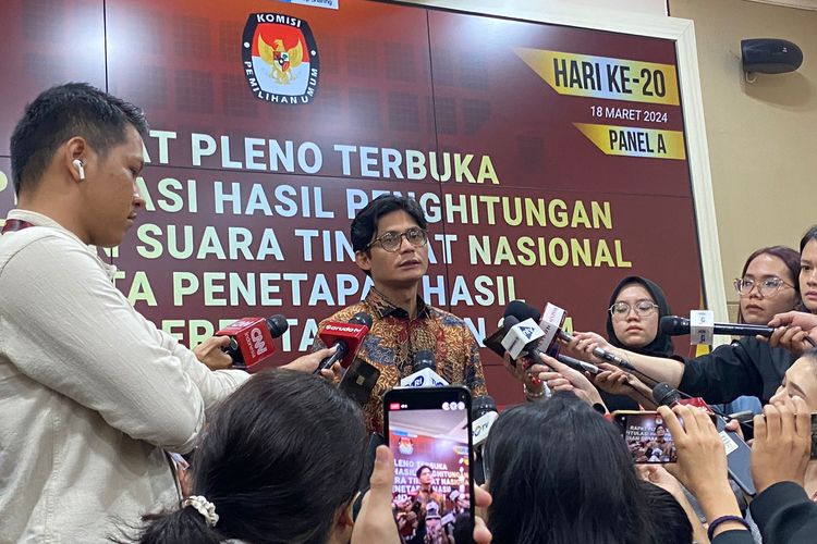 Anggota KPU August Mellaz menargetkan rekapitulasi hasil penghitungan suara nasional di lima provinsi bakal selesai besok, Selasa (19/3/2024), saat menjelaskan proses terkini penghitungan suara kepada wartawan di Kantor KPU, Jakarta Pusat, Senin (18/3/2024).