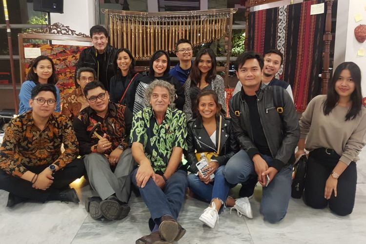 Direktur Penyelenggara Festival Film Asiatica 2018, Italo Spinelli berpose bersama pejabat dan staf KBRI Roma, serta warga Indonesia lainnya.  