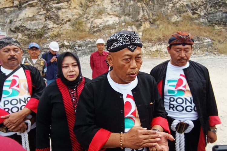 Bupati Ponorogo Sugiri Sancoko kenakan baju panadon, inisiasi seragam sekolah Donda Dondi. Ide seragam berasal dari baju khas Ponoragan yang disebut panadon, pakaian khas Warok Ponorogo yang dibuat dengan kain berwarna hitam, sementara di bagian dalam pakaian terdapat kain dengan ornamen garis berwarna merah yang menjadi identitas Warok.