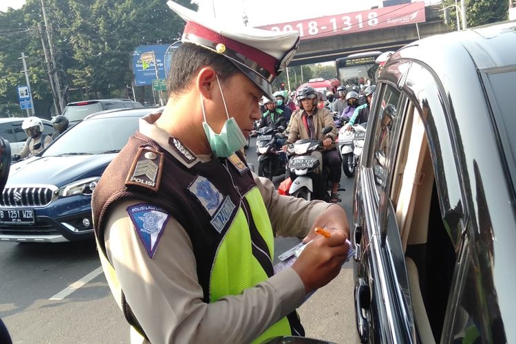 Hari pertama penerapan ganjil genap di kawasan Fatmawati, Jakarta Selatan, Senin (9/9/2019)