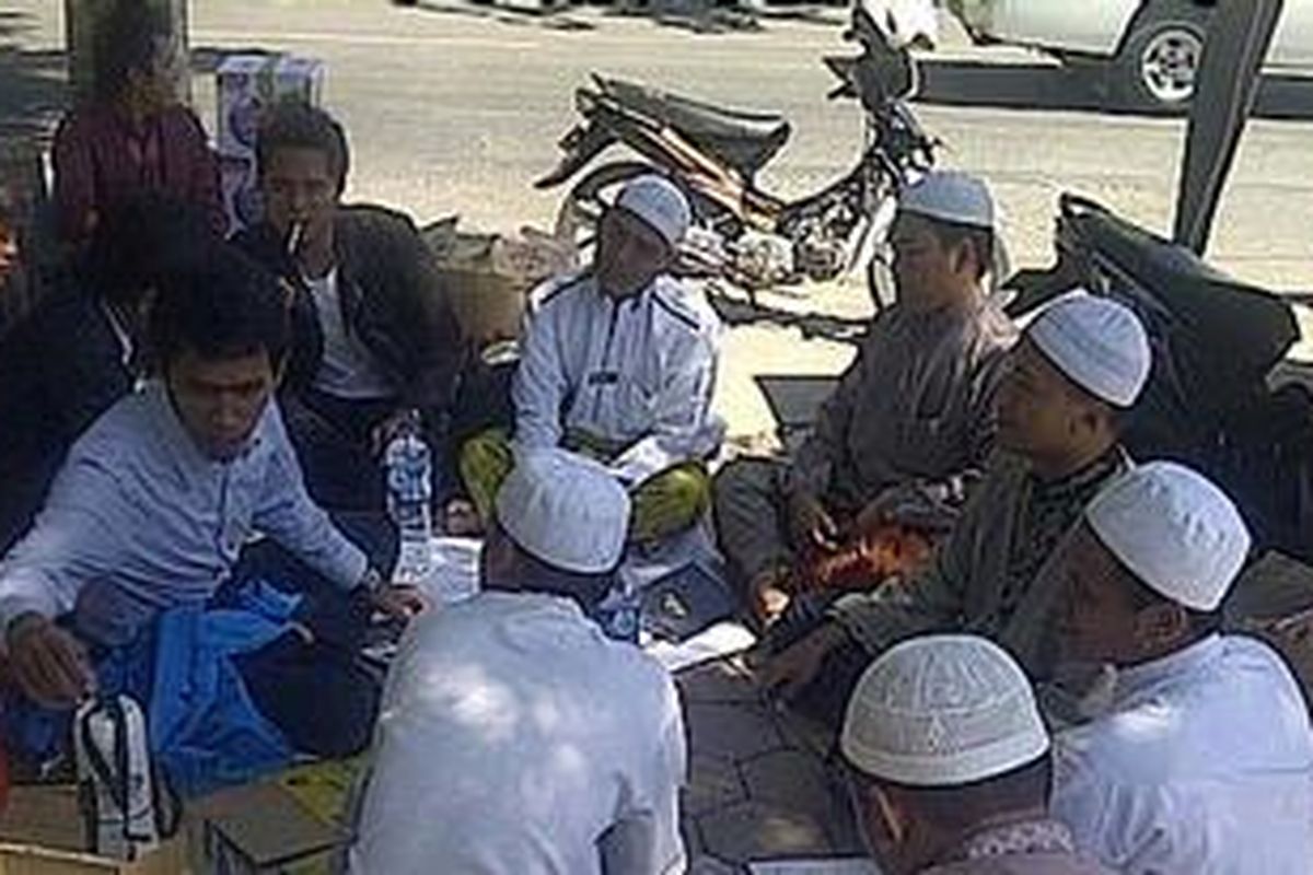 Enam pria berkopiah putih, mendatangi posko relawan kemahasiswaan yang melakukan penggalangan dana kemanusiaan untuk korban kerusuhan Sampang. Mereka keberatan atas aksi itu.