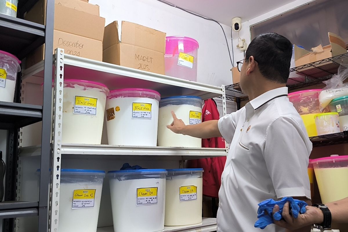 Kepala Badan Pengawas Obat dan Makanan Republik Indonesia (BPOM RI), Taruna Ikrar saat melakukan sidak di pabrik skincare ilegal di Tangsel.